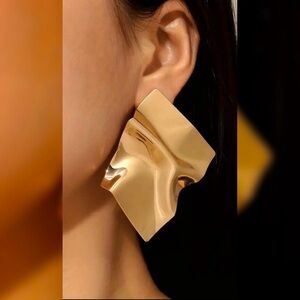 Gold Tone Puckered Up Earrings 😘 for Pierced Ears
